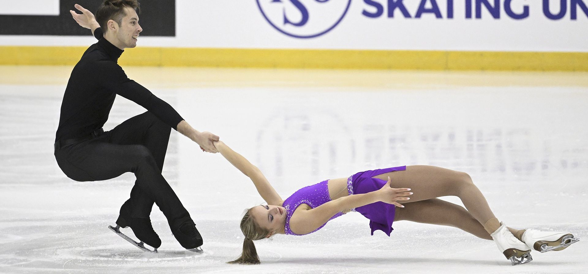 Brooke McIntosh y Benjamin Mimar de Canadá realizando patinaje en parejas, programa corto, en la competencia internacional de patinaje artístico Finlandia Trophy en Espoo, Finlandia, el viernes 1 de octubre de 2018. 6 de diciembre de 2023. (Heikki Saukkomaa/Lehtikuva vía AP) Brooke McIntosh y Benjamin Mimar de Canadá realizando patinaje en parejas, programa corto, en la competencia internacional de patinaje artístico Finlandia Trophy en Espoo, Finlandia, el viernes 1 de octubre de 2018. 6 de diciembre de 2023. (Heikki Saukkomaa/Lehtikuva vía AP)