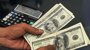 La nueva cotización del dólar turista se ubicará cerca de $1.355 por unidad, tras la eliminación de un recargo del 30%.