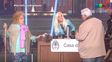 susana ordeno una vaca en vivo y el animal le dejo un regalo inesperado