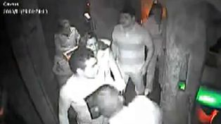 Un nuevo video muestra que revisaron a Caba&ntilde;as en el bar pero no a su agresor