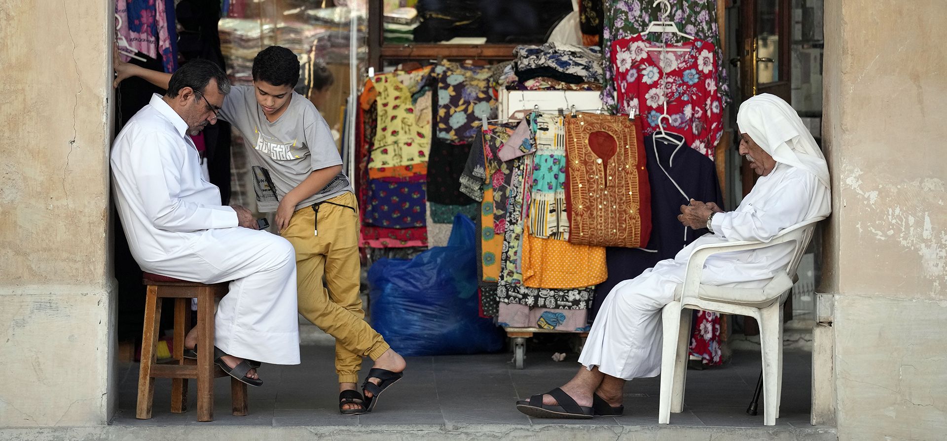 El personal de la tienda espera a los clientes frente a una tienda de souvenirs en el mercado Souq Waqif en Doha, Qatar, el viernes 25 de noviembre de 2022. (Foto AP/Eugene Hoshiko)