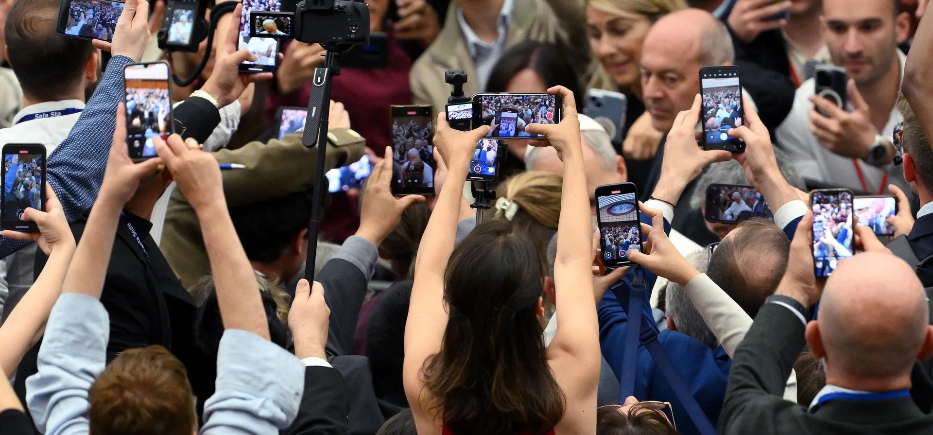 La gente toma fotos y videos del Papa León XIV después de su audiencia con los miembros de los medios de comunicación en el Aula Pablo VI, Ciudad del Vaticano. Fotografía: Ettore Ferrari/EPA La gente toma fotos y videos del Papa León XIV después de su audiencia con los miembros de los medios de comunicación en el Aula Pablo VI, Ciudad del Vaticano. Fotografía: Ettore Ferrari/EPA