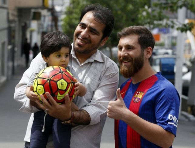 La popularidad del Messi trucho es tan grande que necesita que la policía lo custodie