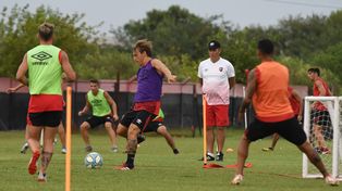 Kudelka sigue de cerca el entrenamiento de sus jugadores y marca los tiempos para el regreso de Cacciabue