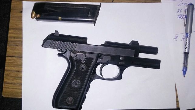Detuvieron a dos hombres que amenazaron a una mujer con un arma de guerra