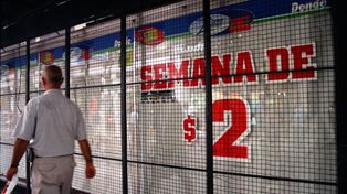 Foto para el recuerdo. Un local de Todos por 2 pesos en Córdoba y San Martín, cuando ya devaluación mediante había bajado sus persianas.&nbsp;