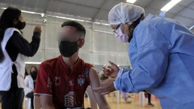 Pase sanitario: unos 90.000 jóvenes santafesinos carecen de la segunda dosis de la vacuna