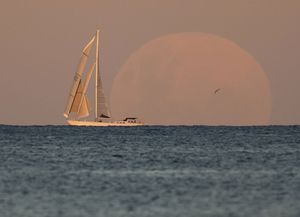 La sorprendente luna llena durante el eclipse total