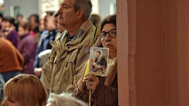 Cientos de paranaenses veneran a San Cayetano para pedir pan y trabajo