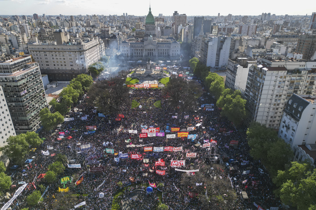 Miles de personas se movilizaron en la ciudad de Buenos Aires y distintos puntos del país en rechazo al veto de Milei a la ley que recompone el financiamiento de las casas de altos estudios.
