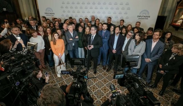 Los bloques opositores en Diputados se unen para intentar voltear el megadecreto 70 que firmó Milei al inicio de su gestión.