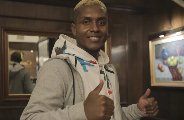 El volante colombiano Yeiler Góez ya está en Santa Fe para sumarse al plantel de Colón.