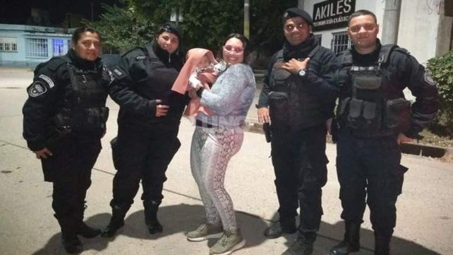 Los policías de Acción Táctica que colaboraron para el traslado del bebé con problemas respiratorios en barrio San Lorenzo