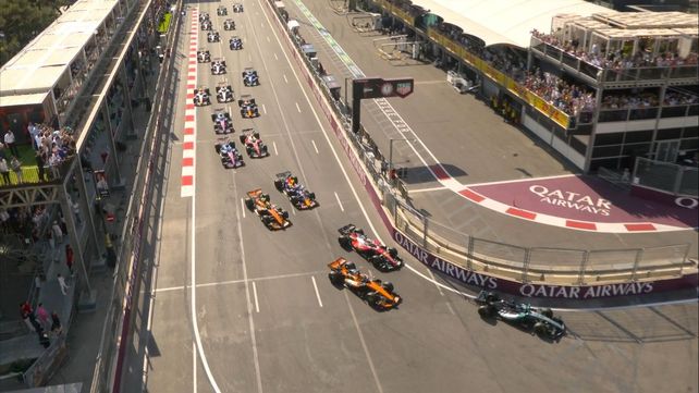 Largada en Bakú. Gasly está delante de Hamilton y Franco Colapinto de Verstappen