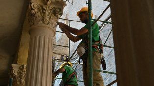 La Municipalidad de Paraná recupera el Palacio con personal formado en técnicas de restauración.