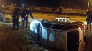 San Salvador: automovilista perdió el control y terminó en una alcantarilla