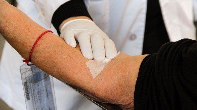 La provincia comenzó a realizar pruebas de anticuerpos en personas que combinaron vacunas