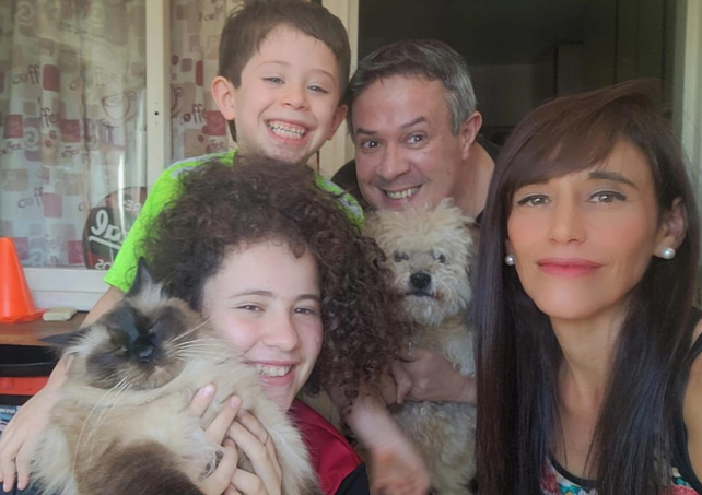 Valentina junto a su hermano Luca, su mamá Alejandra, Christian, su perro Tadeo y su gato el Señor Gomez