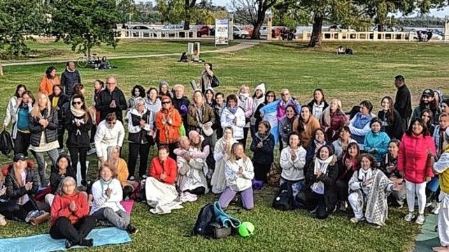 Concordia celebró el yoga. Se organizó este martes una clase pública y gratuita en el anfiteatro ubicado en la costanera de la ciudad.