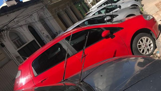 Una paisaje típico de algunas calles rosarinas: limpiaparabrisas levantados por los cuidacoches.