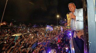 Chiqui Tapia, con el trofeo conquistado en Qatar 2022