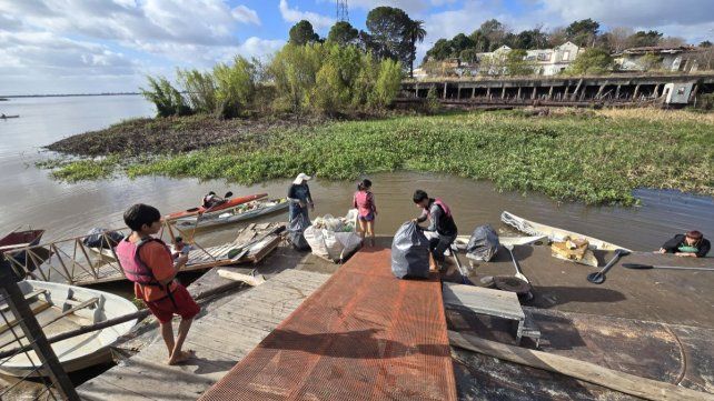 Integrantes de la Escuela Municipal de Canotaje realizaron una jornada de limpieza del río Paraná