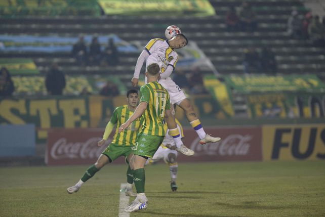 Pegó el salto. El ingreso de Veliz le hizo muy bien a Central. El delantero bajó el balón en el empate.