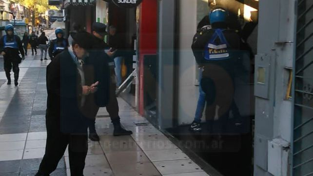 Peatonal San Martín: Se enojó porque los perros le ladraban y sacó un arma
