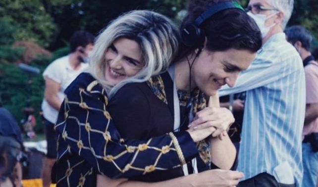 Clara Lago y la directora Agustina Macri durante el rodaje.