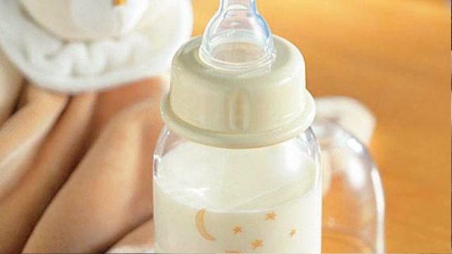 Quiso calentar la mamadera de su hija, le pasó algo inesperado y murió