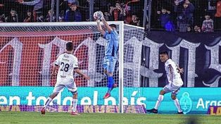 Nacho Chicco sigue en el Top 10 de los arqueros con más tapadas