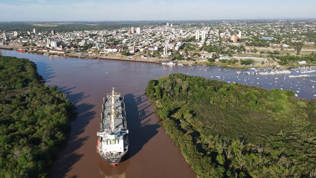 El Berge Taranaki ingresó a Concepción del Uruguay proveniente de Chile.