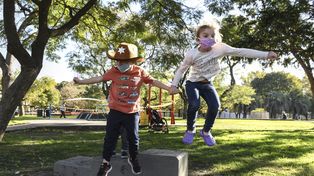 Parques y plazas repletos de chicos en Capital Federal