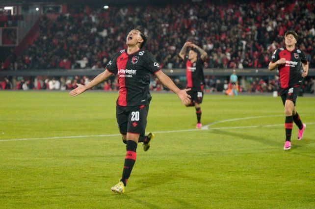 Facundo Guch anotó un golazo en el primero de Newells.