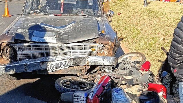 El accidente fue entre un Ford Falcon y una motocicleta de 110 cc.