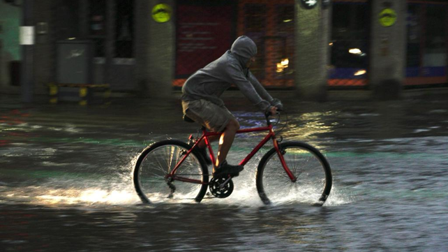 Calles anegadas en el arranque de este martes 16 de enero por las fuertes lluvias. 