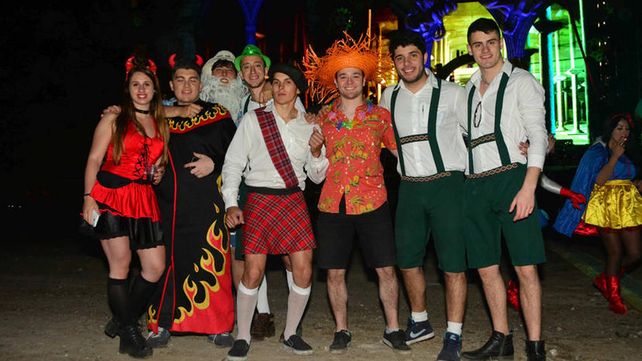 Paraná vivió su noche disfrazada junto a miles de visitantes de todo el país