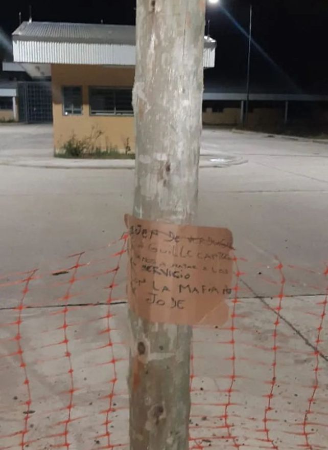 Dejen de verduguear a Guille Cantero. Un mensaje en un cartón en el perímetro de la cárcel de Marcos Paz.