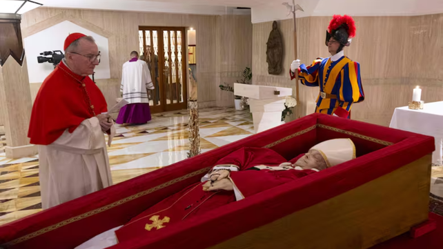 El Vaticano difundió imágenes del Papa Francisco en su ataúd. Este sábado será el funeral.&nbsp;
