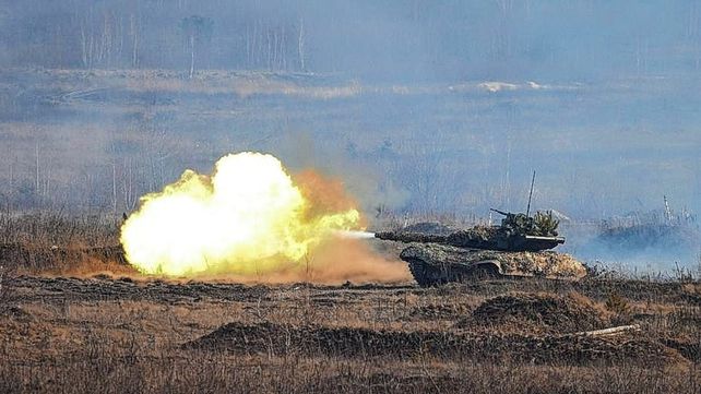 Ejercicios tácticos en un campo de tiro cerca de Rivne