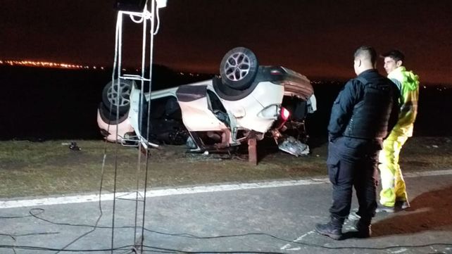 Cinco muertos al chocar un auto contra el semiremolque que se desprendió de un camión