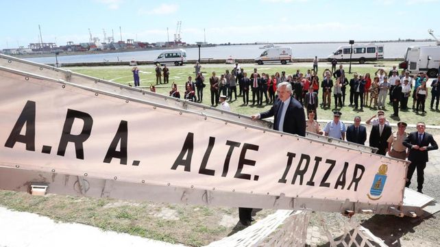 En el puerto. Fernández participó de la zarpada del rompehielos Irízar.