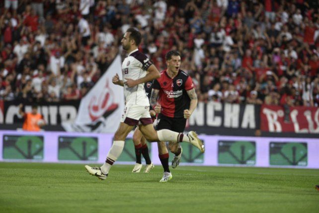 El Colo Ramírez anotó el 1 a 1 de penal ante Lanús.