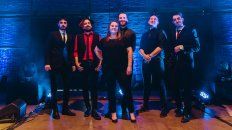 La agrupación esta conformada por Tamara Bustos (voz), Hernán Zamora (piano), Maximiliano Unanua (batería y percusión tradicional), Facundo Madrid (guitarras), Camilo Hereñú (gaita gallega, whistles, flautas y guitarra) y Alejandro Mahon (danzas irlandesas).