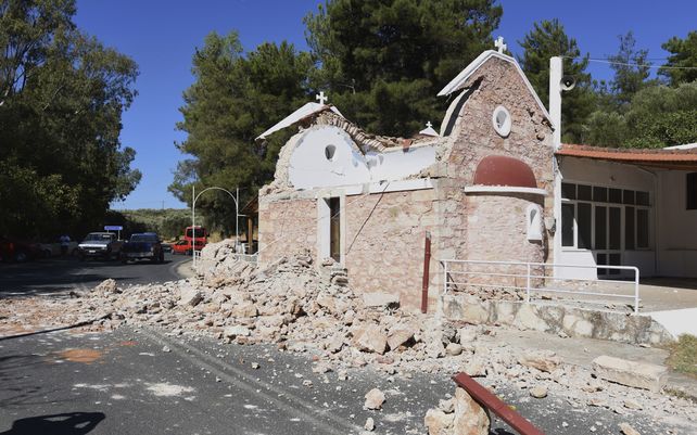 Una capilla ortodoxa griega dañada después de un fuerte terremoto en la aldea de Arcalochori en la isla sur de Creta, Grecia, el lunes 27 de septiembre de 2021. Un fuerte terremoto con una magnitud preliminar de 5,8 golpeó la isla griega de Creta.