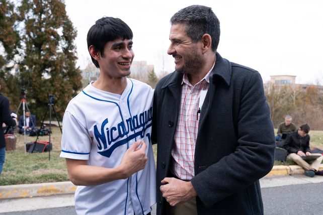 Juan Sebastián Chamorro es saludado al llegar a Washington ayer tras ser excarcelado y deportado.