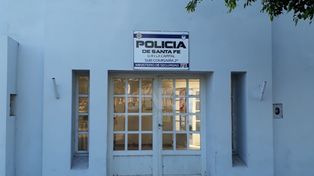 Los dos hombres amenazaron a un adolescente con un arma de guerra y quedaron tras las rejas
