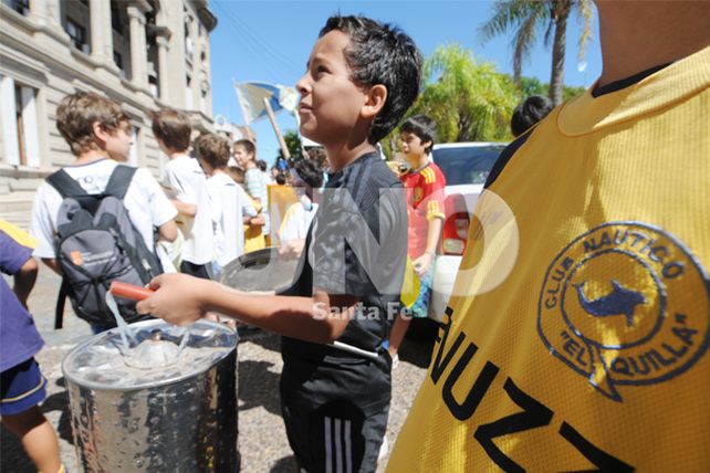 Padres de asistentes del Club Quillá se manifestaron frente a la Casa Gris