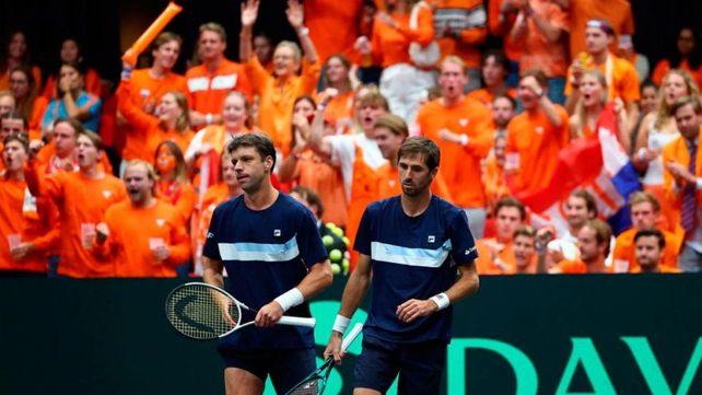 La marea naranja atrás no intimidó a la dupla argentina, que venció a Países Bajos y se metió entre los ocho mejores de la Copa Davis.