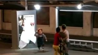Un Chucky de carne y hueso aterroriza a los brasileños que esperan el colectivo